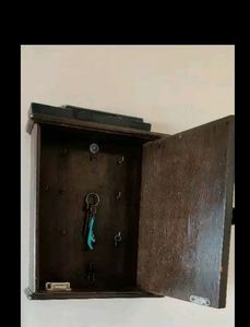 Wooden box to hold and organize keys