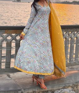 Elegant Floral Print Kurta Set with Dupatta
