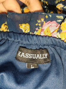 chic Navy Floral Print Top
