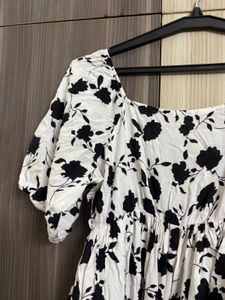 Chic Black &amp; White Floral Dress