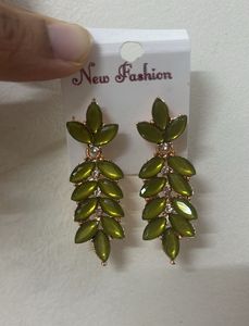 Elegant Leaf Design Dangle Earrings
