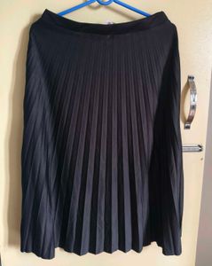 Elegant Black Pleated Midi Skirt
