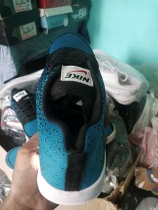 NEW NO USED SPORTS SHOES FOR MEN AND WOMEN.