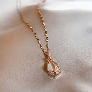 Elegant Tulip Pendant Necklace