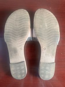 US size 8 baby pink flip flops