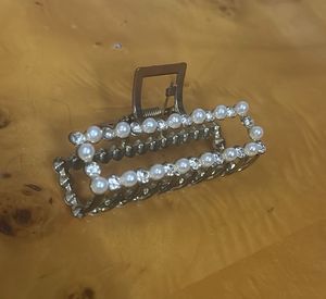 Pearl Hair Claw Clip