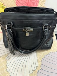 Chic Black Croc-Embossed Handbag