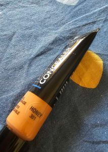 Blue Heaven Concealer shade - Honey 301