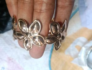Elegant Silver Leaf Design Bangle Set