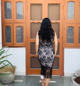 Sacarlette’s Elegant Black Lace Midi Dress