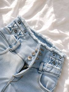 Light Wash Frayed Hem 👖✨