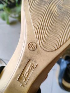 Heel's Black &amp; Gold Sandals
