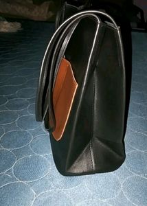 STYLISH WOMEN HANDBAG (TOTALLY NEW)