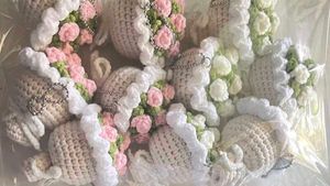Crochet Mini Rose Flowers Bouquet Keychain 💐💝