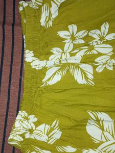 woman Olive Green Floral Print Cotton Kurta &amp; Pant