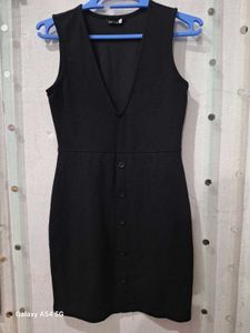 KETCH Black Sleeveless Deep V-Neck Button Detail M