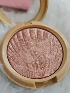 Shimmering Rose Gold Highlighter
