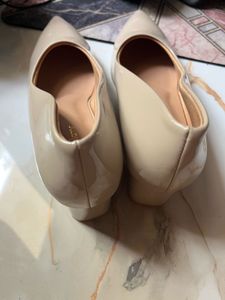 Elegant Nude Patent Pointed Heels