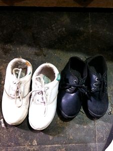 Pair Of Black And White Shoes Of Senior Brand For 3 to 5yrs