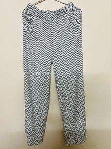 Chic Chevron Print Palazzo Pants 🩶