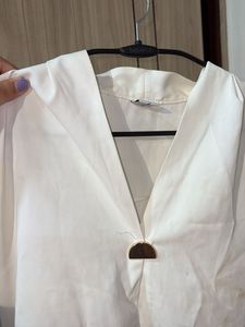 Chic White Sleeveless Blouse
