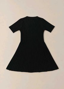BLACK RIBBED V-NECK BUTTON FLARE DRESS
