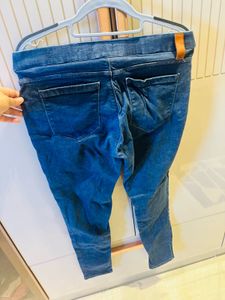Stylish Blue Denim Jeans with Zipper Accents