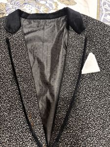 Men's Black Patterned Blazer with zipper bag