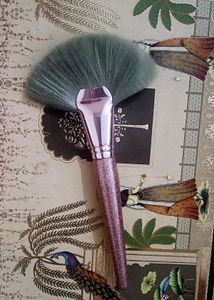Sparkly Fan Makeup Brush Combo