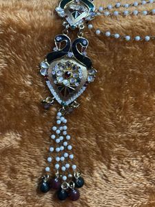 Elegant Maang Tikka with Pearl Detailing