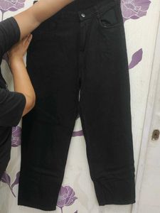 Classic black straight-fit jeans🖤