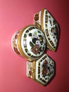 VINTAGE STYLE PORCELAIN TRINKETS