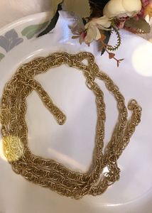 it can be wear as necklace and belt