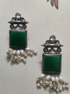 Elegant Green Stone &amp; Pearl Earrings