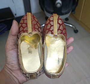 Elegant Red &amp; Gold Juttis