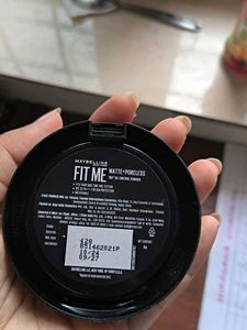 Maybelline Fit Me Foundation Compact with nailpain