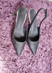 Chic Black Slingback Heels