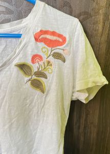White Cropped V-Neck T-Shirt with Floral Embroider