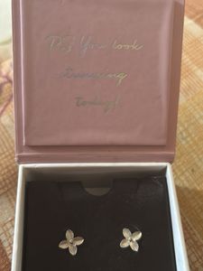 Giva silver petals studs