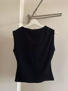 Square-neck fitted crop top