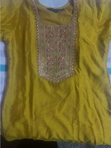 Elegant Kurta Set with Detailed Embroidery
