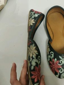 Embroidered Black Juttis🌸🌿✨