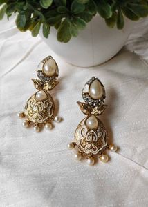 Elegant Pearl &amp; Kundan Jhumka Earrings