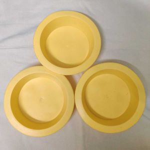 🆕 Set of Yellow Plastic Plates