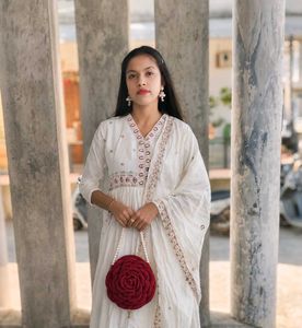 Chic Rose Crochet Clutch with Pearl Handle