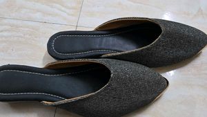 "shiny grey pointed toe jutti "