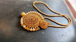 Elegant Gold-Toned Necklace with Pearls