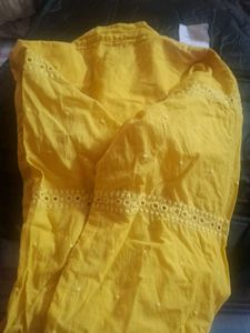 bundle of 2 tops offwhite and yellow