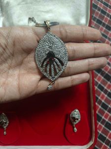Elegant Leaf Design Jewellery Set in AD