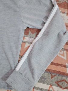 Grey crop sweat tshirt.